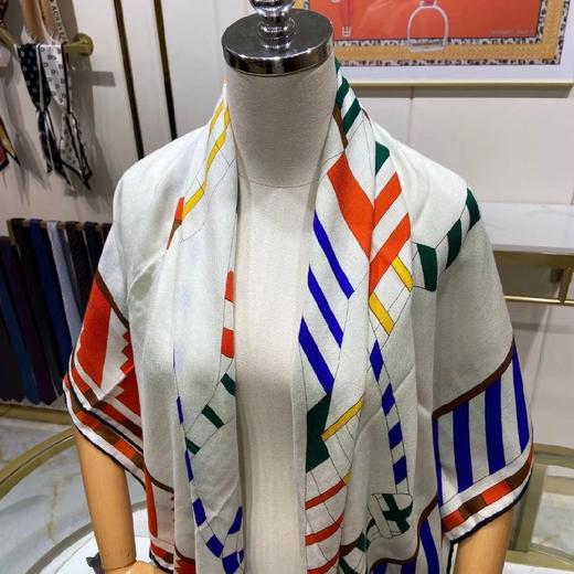 价值3650 H家彩色骏马真丝羊绒披肩大方巾/围巾140*140 大气高贵 高级有气质 实用又百搭 带齐包装 预售 商品图5