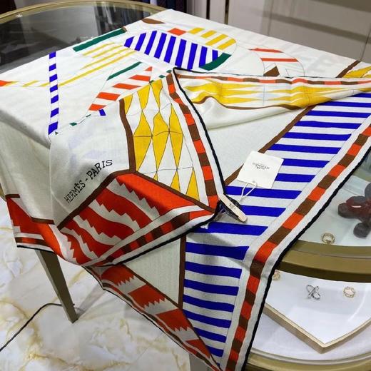 价值3650 H家彩色骏马真丝羊绒披肩大方巾/围巾140*140 大气高贵 高级有气质 实用又百搭 带齐包装 预售 商品图2