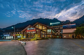 ★周末不加价★￥399起/晚，入住【三清山远洲酒店】含特色双床房+早餐+玉帘瀑布门票 ，背靠青山，全方位悠享国画般云雾美景！另有含正餐/2晚套餐可选~有效期至2026年3月31日