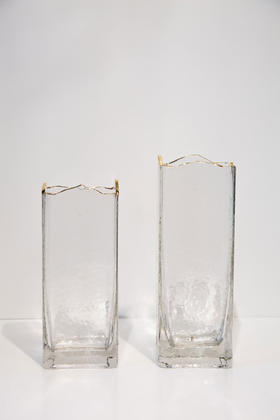 金边锯齿方花瓶