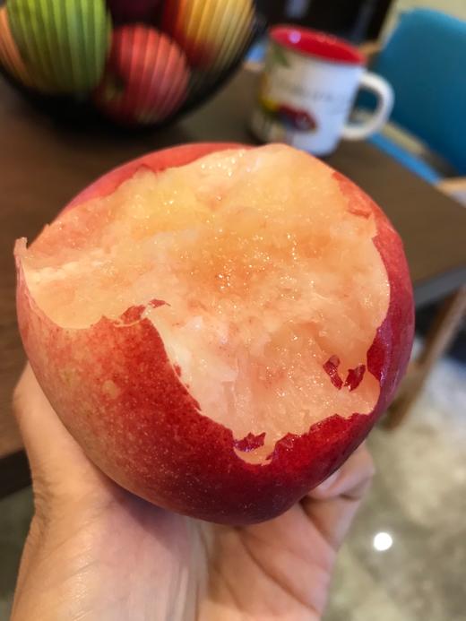 来自新疆和田雪桃集颜值与口感于一身的香甜多汁桃香浓郁甘甜如蜜入口