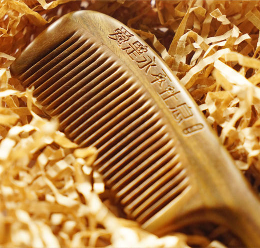 绿檀木【按摩梳】每一梳齿及锋角精细打磨，圆润不伤发 · 精美礼盒随机装 · 买一把给自己 | 送一把给关心的人 商品图1