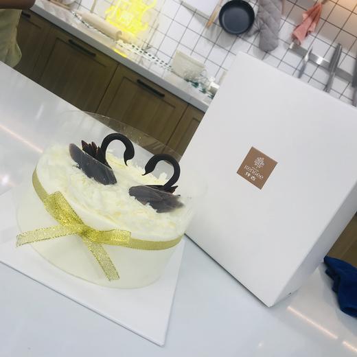 七夕节仟吉曼舞巧克力天鹅奶油蛋糕