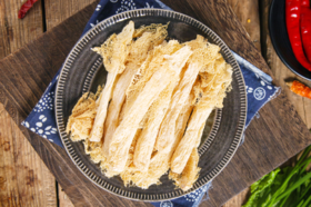 竹荪，被誉为“菌中皇后”，补气养阴又润肺