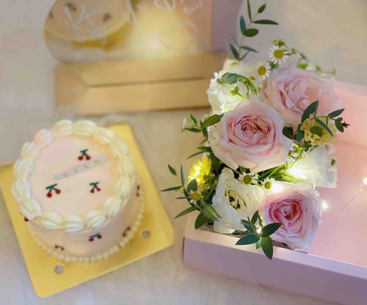 蛋糕鲜花伴手礼，有爱的日子里，空气都飘满了甜蜜，我们只负责制造惊喜、运输甜蜜。 商品图1
