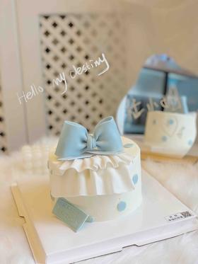 精致的蝴蝶结蛋糕，全部翻糖巧克力制作，蛋糕装饰全部可食用，需提前48小时以上预订