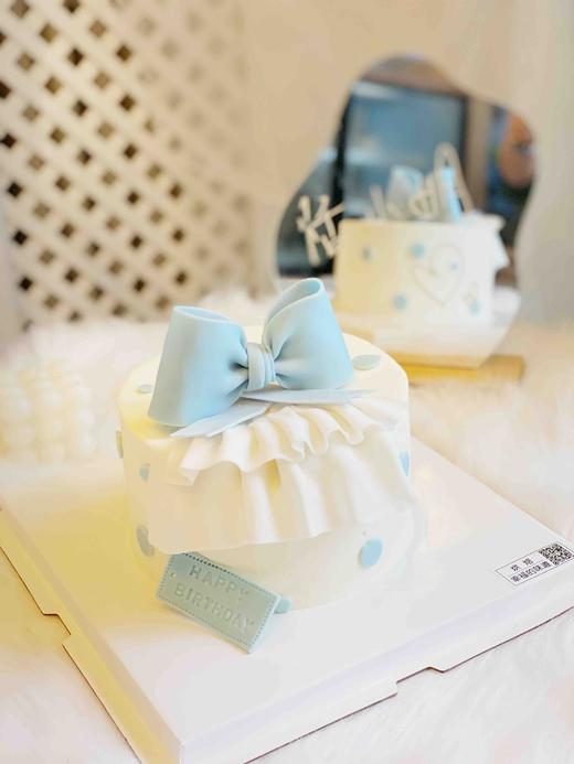 精致的蝴蝶结蛋糕，全部翻糖巧克力制作，蛋糕装饰全部可食用，需提前48小时以上预订 商品图3