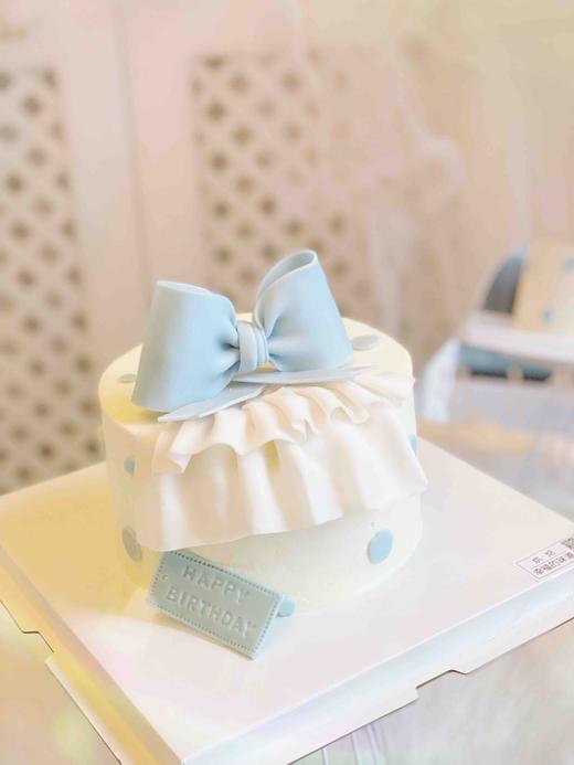 精致的蝴蝶结蛋糕，全部翻糖巧克力制作，蛋糕装饰全部可食用，需提前48小时以上预订 商品图1