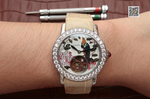 W0053N455宝格丽 凹镜 女款37毫米直径陀飞轮  珐琅表盘 立体鹦鹉 搭载手动复古偏心陀飞轮 美洲进口鳄鱼皮 商品图2