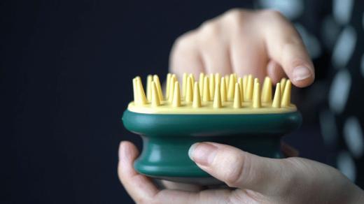 【买一送一！边洗头边按摩】全新按摩洗头刷，干湿两用，头皮头发清洁+按摩，给头皮做个SPA，洗头不伤手不伤甲，硅胶软齿洗头刷！ 商品图3