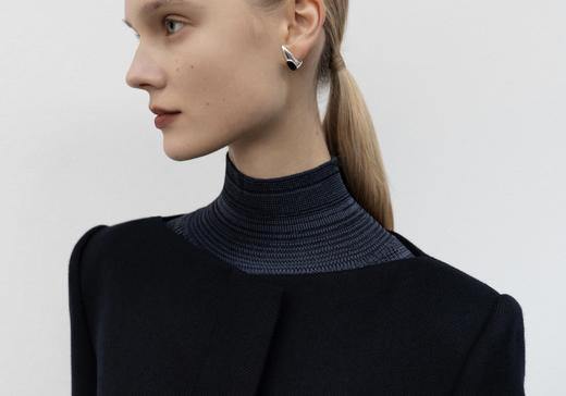 LOW CLASSIC 深蓝色/棕木色半高领针织衫 商品图3