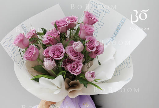 冷美人 19枝紫玫瑰＋3朵郁金香花束 商品图3