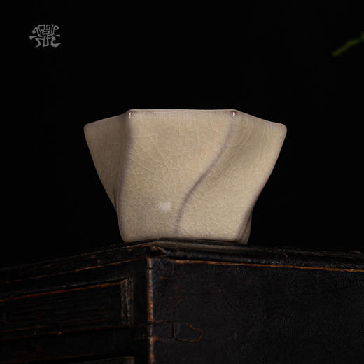 问鼎哥窑传世款支钉星华杯 商品图1