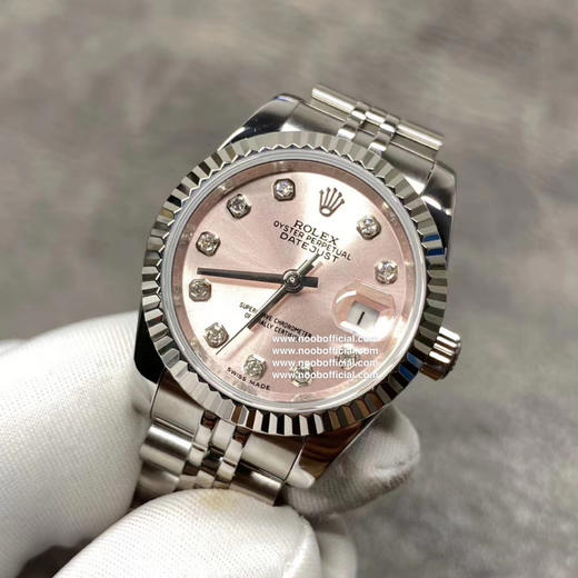 Noob【高品质】龙虾粉表盘，劳力士女款原版开模：劳力士女装日志型28和31毫米新一代五件拼装头粒，隐蔽式弹簧皇冠带扣、开启劳力士皇冠标志轻松打开表带．表壳与表带之间达到无缝连接视觉效果，完美无破绽❕ 商品图3
