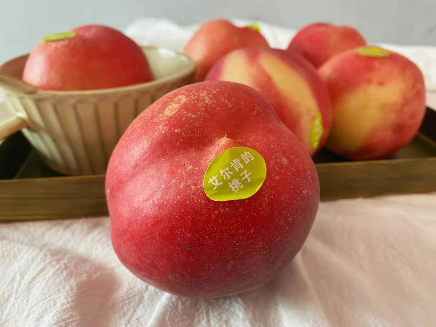 来自新疆和田雪桃集颜值与口感于一身的香甜多汁桃香浓郁甘甜如蜜入口