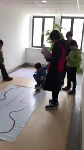 小创客之机器人“巡线  冯丹