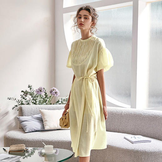 欧芮儿浅黄色连衣裙女2021收腰显瘦气质压褶设计感系带长裙子 商品图2