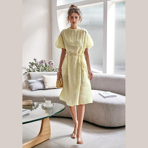 欧芮儿浅黄色连衣裙女2021收腰显瘦气质压褶设计感系带长裙子 商品图0