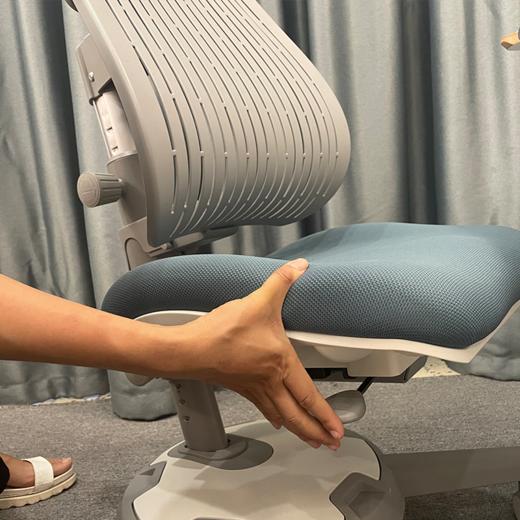 3岁+ 康朴乐学习椅 | 柏拉图儿童椅Y1018 马鞍形坐垫 S型贴合人体设计  靠背因高度变化 自动调整角度 安全环保面料 舒适透气 马鞍形凹凸坐垫 商品图9