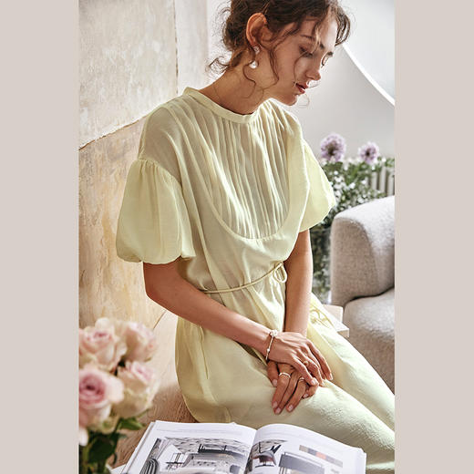 欧芮儿浅黄色连衣裙女2021收腰显瘦气质压褶设计感系带长裙子 商品图1