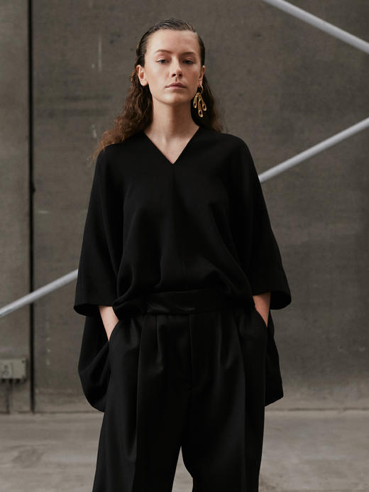 Mark Kenly Domino Tan  黑色/白色/浅沙色v领宽松上衣 商品图4