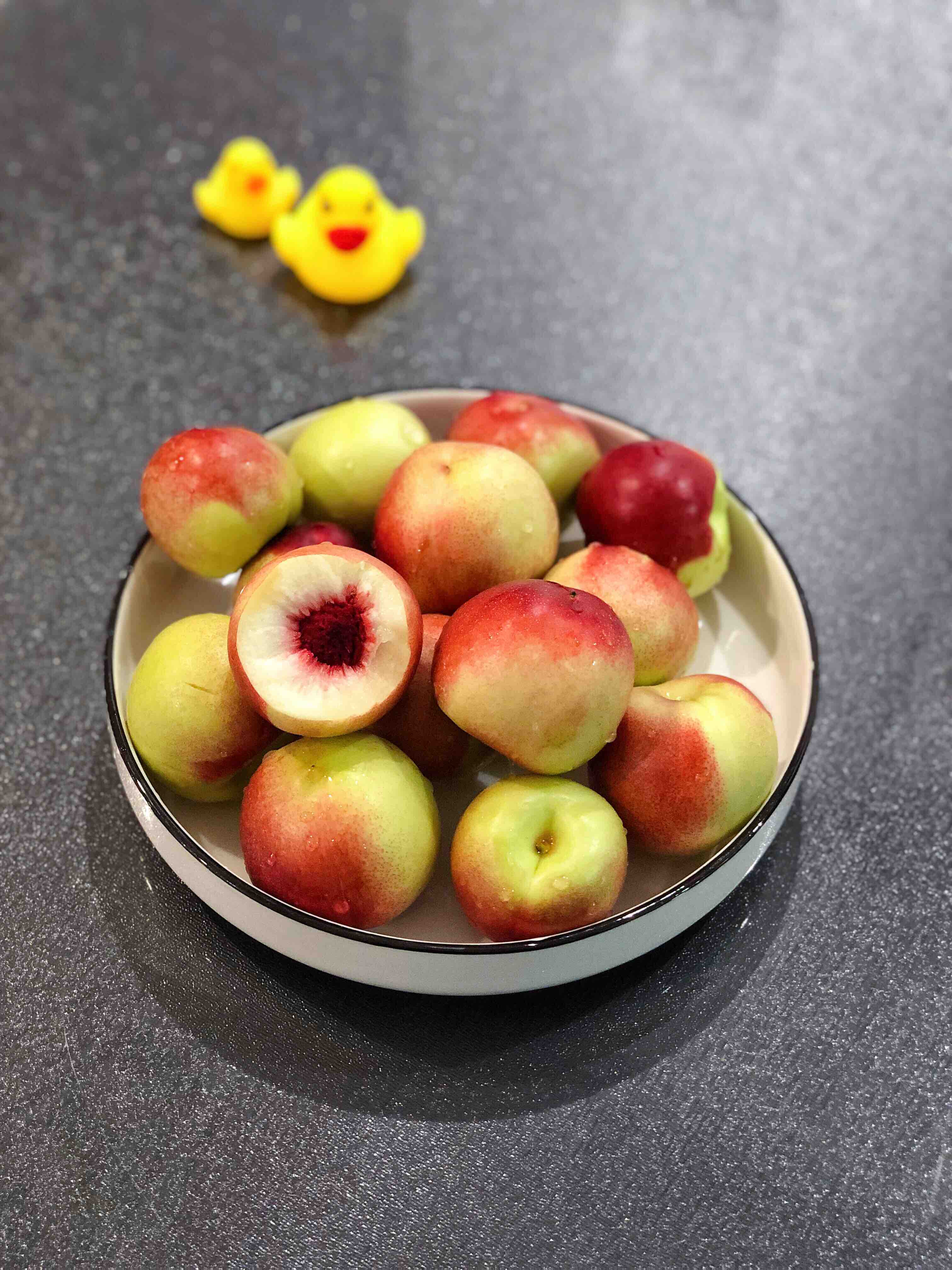 枣桃珍珠枣桃脆甜口感吃口桃味浓青红相间非常好吃的一款小脆桃