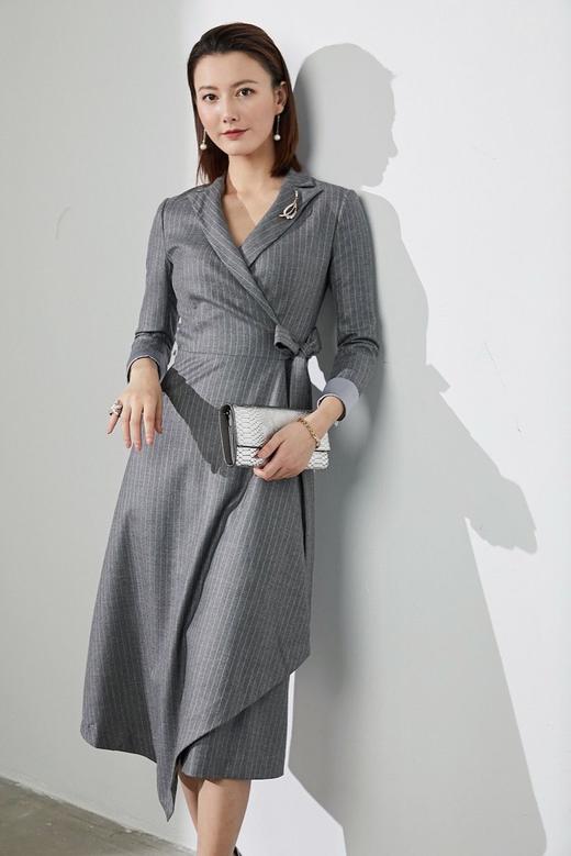 颈袖添香-连衣裙-刚柔并济-限量✬J4571 颈袖添香雯子私服 刚柔并济连衣裙 灰色条纹职场经典 商品图1