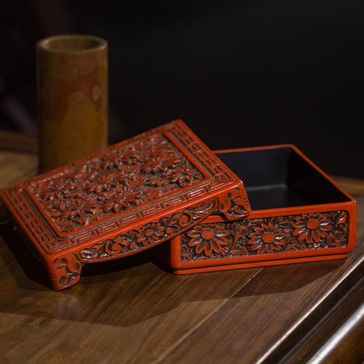 清代 剔红花卉纹方形盖盒 商品图0