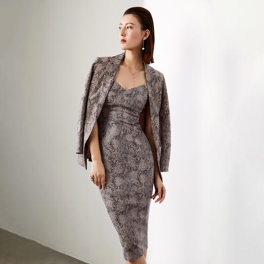 野性系列“蛇蝎美人”▲JG404589T4XC 两件套套裙 性感权威 女王的优雅颈袖添香 商品图5
