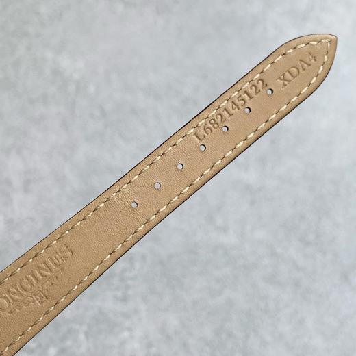 渠道货 浪琴黛绰维纳系列 美洲鳄鱼皮表带
表盘尺寸：20.80 X 32.00mm 商品图8