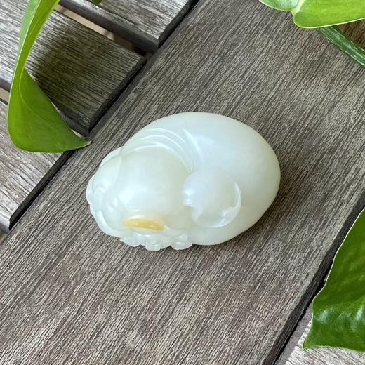 和田玉（羊脂白玉）籽料挂件--抱金猪138.05g 商品图3