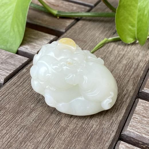 和田玉（羊脂白玉）籽料挂件--抱金猪138.05g 商品图4