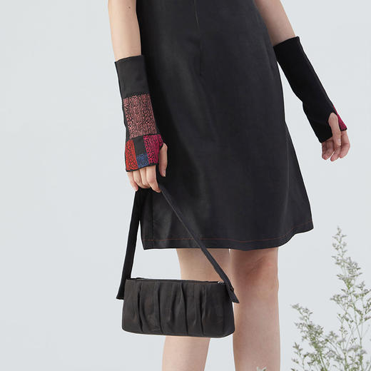 TANGY Collection/天意精品2021年秋冬新品莨绸捏褶香云纱包包 商品图3