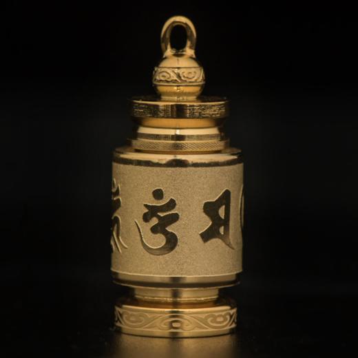 经典款钛钢吊坠 雕刻六字真 凸式浮雕 底部微雕 顶部祥云纹 转筒式设计 抛光精细磨砂 商品图3