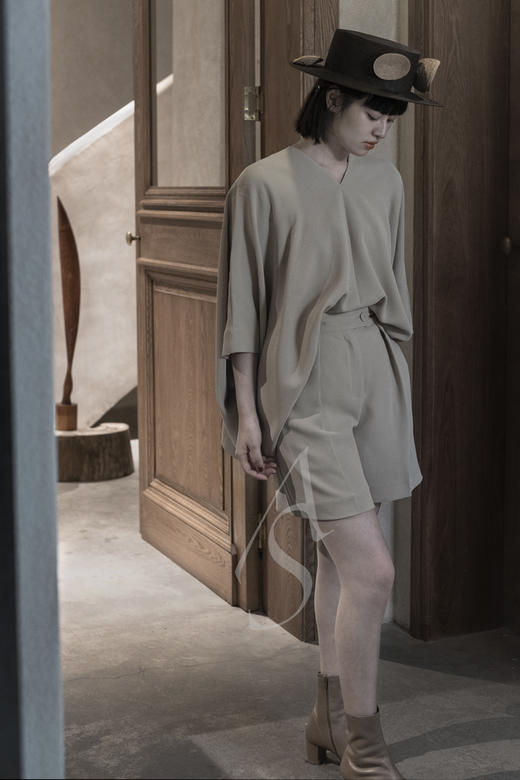 Mark Kenly Domino Tan  黑色/白色/浅沙色v领宽松上衣 商品图1