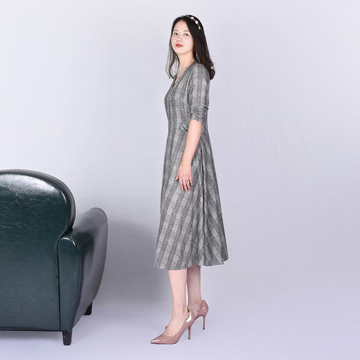 SAINT L’UCK/圣媛女装春季新款中长款V领格子连衣裙SA120L14 商品图1