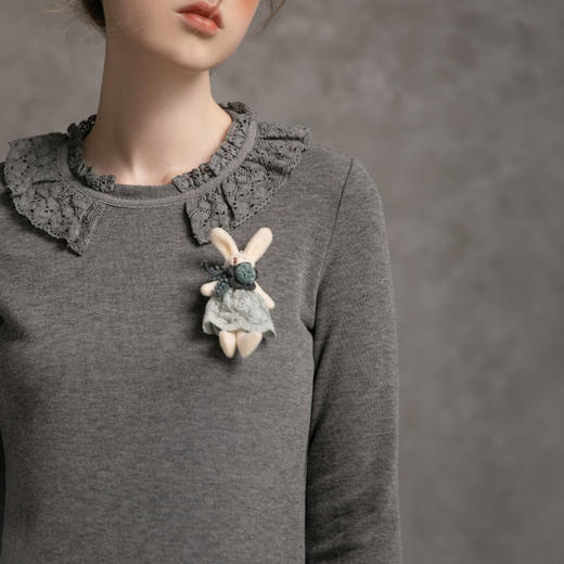 famecoco范可儿长袖t恤女秋季圆领修身纯色复古蕾丝上衣D216BB300 商品图1