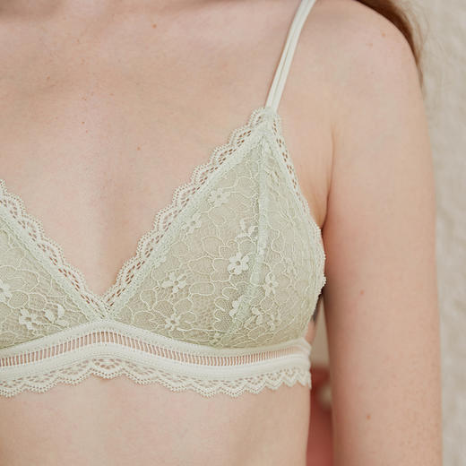 Freelass法式内衣女无钢圈薄款性感蕾丝三角杯细肩带小胸文胸套装 商品图1