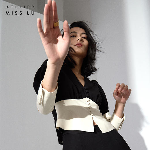 AtelierMissLu-【职场战衣】 黑白拼色廓形袖收腰上衣 商品图2