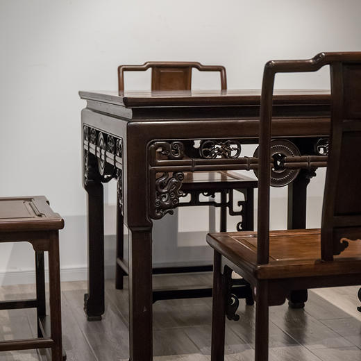 清代 红木拱璧纹弯腿方桌及靠背椅成堂（一桌四椅） 商品图1