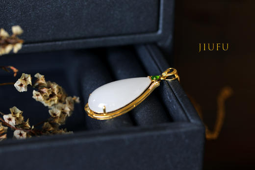 18K黄金和田玉（白玉）镶钻吊坠--含翠 /单面水滴17*30mm 商品图2