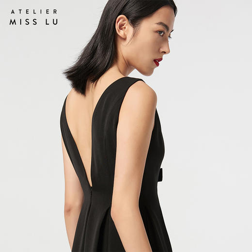 【荆棘花园】AtelierMissLu设计师弧型V领黑色微光泽气质连衣裙/0000645 商品图2