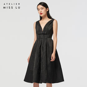 【荆棘花园】AtelierMissLu弧型V领黑色立体肌理面料气质连衣裙/0000645A
