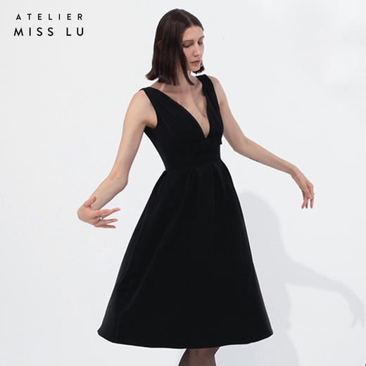 【荆棘花园】AtelierMissLu设计师弧型V领黑色微光泽气质连衣裙/0000645 商品图0