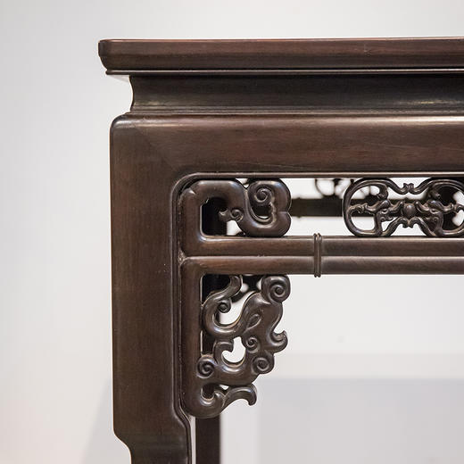 清代 红木拱璧纹弯腿方桌及靠背椅成堂（一桌四椅） 商品图3