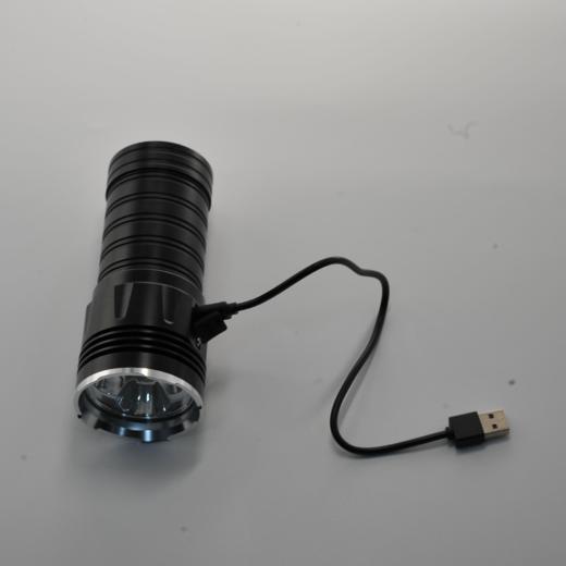 （七折清仓）应急手机USB充电，小巧便携强光持久照明18650手电筒 商品图5