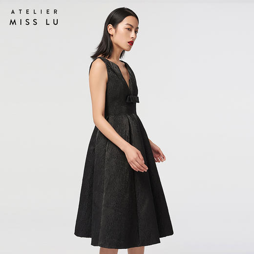 【荆棘花园】AtelierMissLu弧型V领黑色立体肌理面料气质连衣裙/0000645A 商品图2