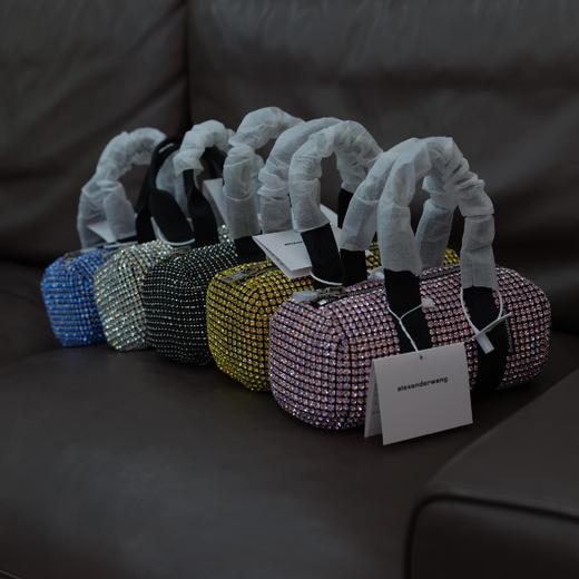 价值7800 大W新款手拎钻包/枕头包 百搭实用 时尚个性 适合各种搭配 吸睛出街造型 女神们人手一枚！带齐全套包装礼盒 商品图1