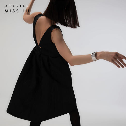 【荆棘花园】AtelierMissLu设计师弧型V领黑色微光泽气质连衣裙/0000645 商品图3