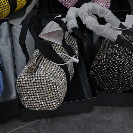 价值7800 大W新款手拎钻包/枕头包 百搭实用 时尚个性 适合各种搭配 吸睛出街造型 女神们人手一枚！带齐全套包装礼盒 商品图2